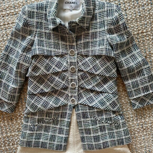 CHANEL WHITE/NAVY MULTI CC LOGO BUTTONED METALLIC DETAIL TWEED JACKET - Picture 9 of 9